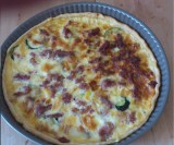 Quiche à la courgette, morbier et chair à saucisse