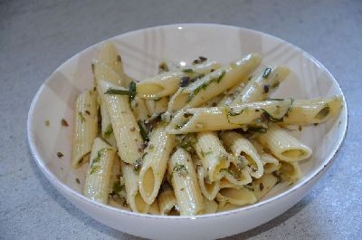 Salade de pâtes aux cornichons et olives