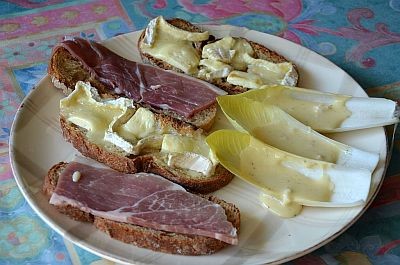 Tartines au chaource et leur salade d'endive